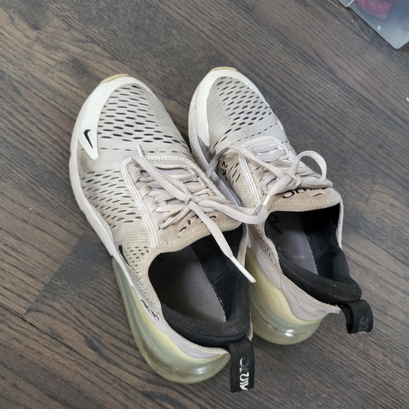 Well Worn Nike Women's Air Max 270 in White and Black - Picture 2 of 5